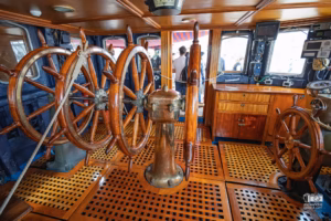 Cabine de pilotage. Vue du pont principal en teck et des cuivres rutilants à bord de l'Amerigo Vespucci.