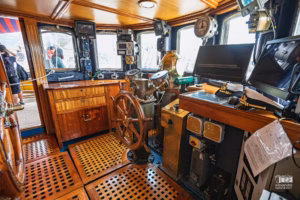 Cabine de pilotage. Vue du pont principal en teck et des cuivres rutilants à bord de l'Amerigo Vespucci.