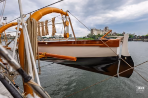 Bateau de sauvetage. Vue du pont principal en teck et des cuivres rutilants à bord de l'Amerigo Vespucci.
