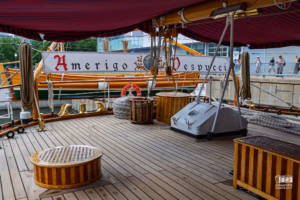 Vue du pont principal en teck et des cuivres rutilants à bord de l'Amerigo Vespucci.