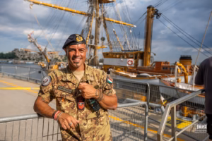 Un marin du voilier-école italien Amerigo Vespucci amarré au Grand Quai du Port de Montréal.