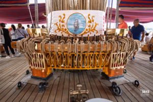 Vue du pont principal en teck et des cuivres rutilants à bord de l'Amerigo Vespucci.