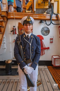Un marin du voilier-école italien Amerigo Vespucci amarré au Grand Quai du Port de Montréal.