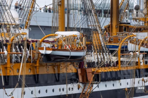 Vue en contre-plongée sur l'intriqué réseau de cordages et les mâts du trois-mâts Amerigo Vespucci.