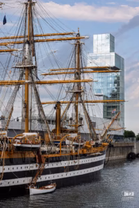 Le voilier-école italien Amerigo Vespucci amarré au Grand Quai du Port de Montréal.