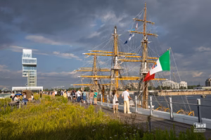 Le voilier-école italien Amerigo Vespucci amarré au Grand Quai du Port de Montréal.