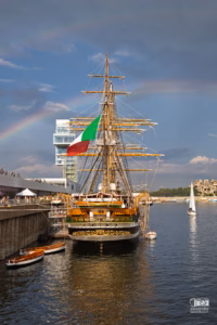 L'Amerigo Vespucci avec un double arc-en-ciel au-dessus de ses trois mâts au port de Montréal.