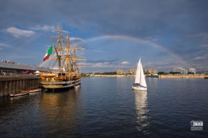 L'Amerigo Vespucci avec un double arc-en-ciel au-dessus de ses trois mâts au port de Montréal.