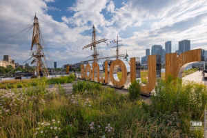 L'enseigne Bonjour Montréal avec le voilier-école italien Amerigo Vespucci amarré au Grand Quai du Port de Montréal.