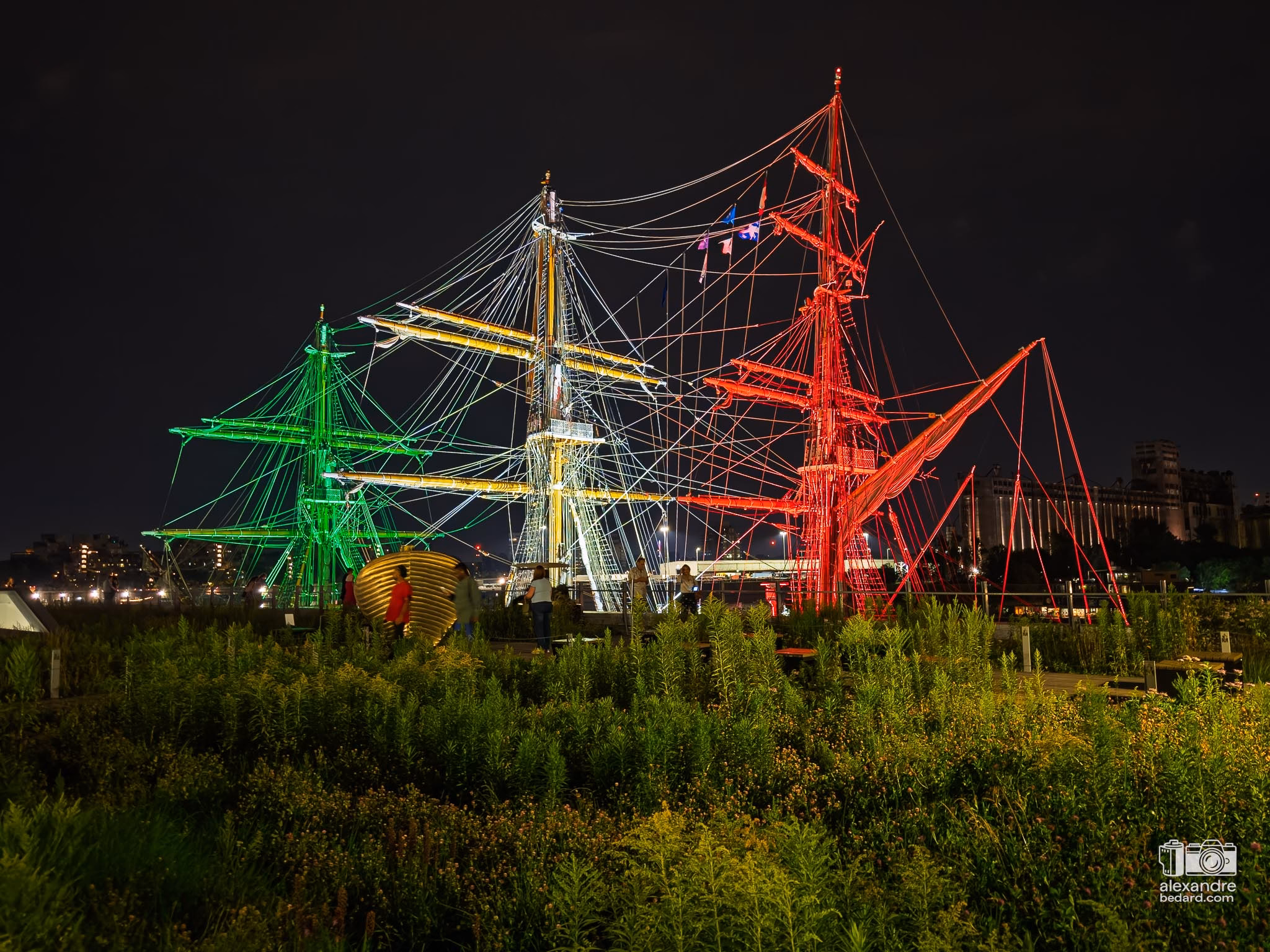 Le voilier-école italien Amerigo Vespucci amarré au Grand Quai du Port de Montréal. Vu éclairé de nuit.