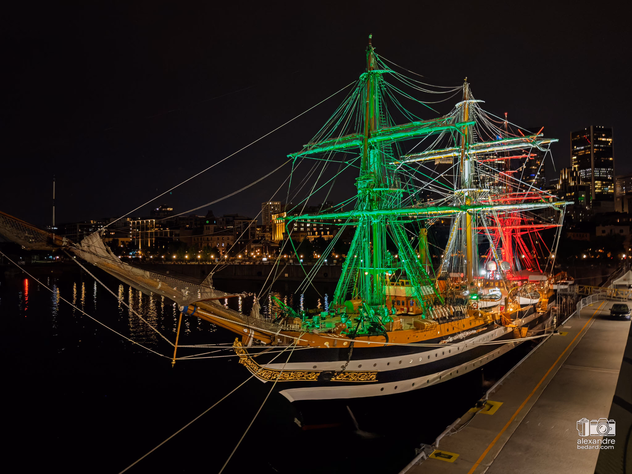 Le voilier-école italien Amerigo Vespucci amarré au Grand Quai du Port de Montréal. Vu éclairé de nuit.