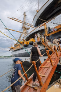 Vue du pont principal en teck et des cuivres rutilants à bord de l'Amerigo Vespucci.