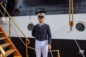 Un marin du voilier-école italien Amerigo Vespucci amarré au Grand Quai du Port de Montréal.