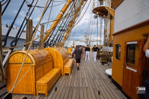 Vue du pont principal en teck et des cuivres rutilants à bord de l'Amerigo Vespucci.