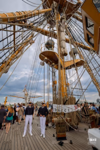 Vue en contre-plongée sur l'intriqué réseau de cordages et les mâts du trois-mâts Amerigo Vespucci.