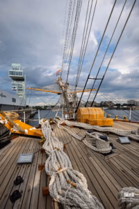 Vue du pont principal en teck et des cuivres rutilants à bord de l'Amerigo Vespucci.