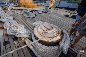 Vue du pont principal en teck et des cuivres rutilants à bord de l'Amerigo Vespucci.