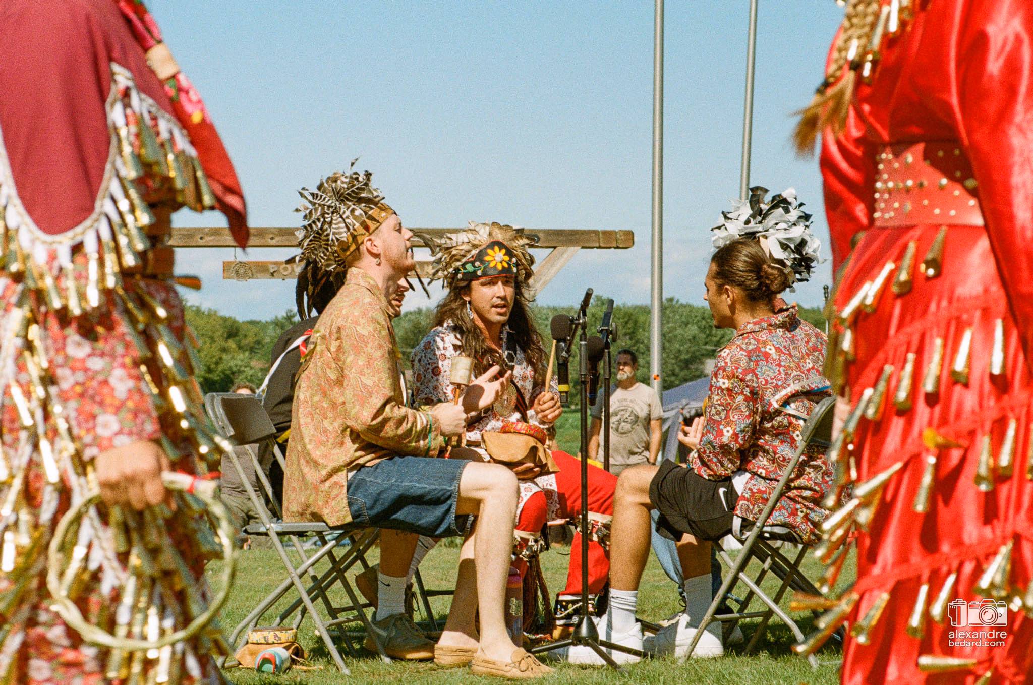 Groupe de tambours et chanteurs interprétant des chants traditionnels au Pow Wow des Abénakis de Wôlinak