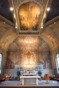 Peintures murales d'Ozias Leduc illuminant la nef de l'église Notre-Dame-de-la-Présentation à Shawinigan.