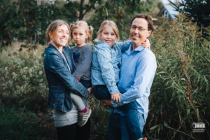 Portrait de famille spontané au grand air sur une ferme agricole de la Mauricie.