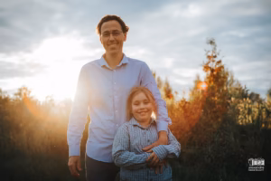 Portrait de famille spontané au grand air sur une ferme agricole de la Mauricie.