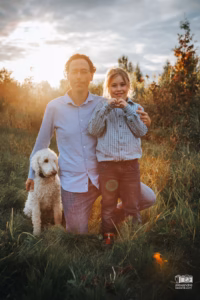 Portrait de famille spontané au grand air sur une ferme agricole de la Mauricie.