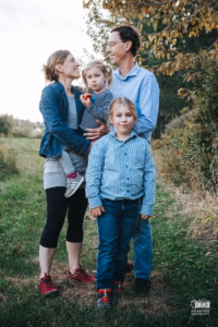 Portrait de famille spontané au grand air sur une ferme agricole de la Mauricie.