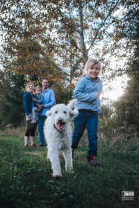 Enfants courant joyeusement dans les herbes hautes lors d'une journée champêtre.