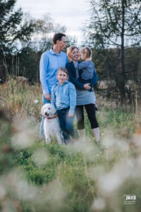 Portrait de famille spontané au grand air sur une ferme agricole de la Mauricie.