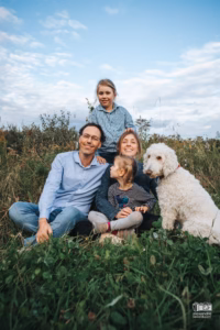 Portrait de famille spontané au grand air sur une ferme agricole de la Mauricie.