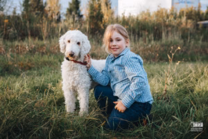 Portrait de famille spontané au grand air sur une ferme agricole de la Mauricie.
