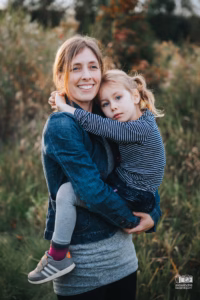Portrait de famille spontané au grand air sur une ferme agricole de la Mauricie.