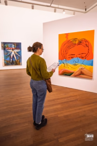 Tableau d'Allison Katz exposé dans une salle lumineuse du Musée des beaux-arts de Montréal.