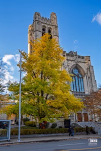 Église en face du Musée des beaux-arts de Montréal.