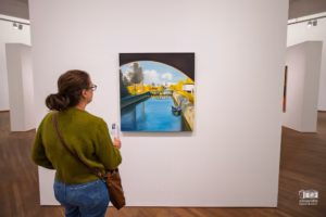 Tableau d'Allison Katz exposé dans une salle lumineuse du Musée des beaux-arts de Montréal.