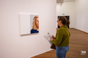Tableau d'Allison Katz exposé dans une salle lumineuse du Musée des beaux-arts de Montréal.