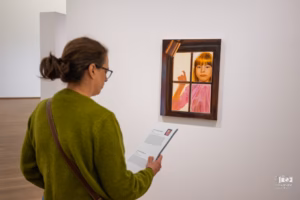 Tableau d'Allison Katz exposé dans une salle lumineuse du Musée des beaux-arts de Montréal.