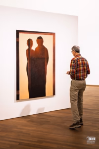 Tableau d'Allison Katz exposé dans une salle lumineuse du Musée des beaux-arts de Montréal.
