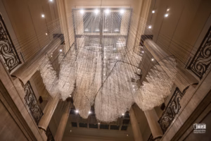 Structures de barques suspendues au milieu d'une immense toile arachnéenne de fils au MBAM.