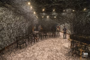 Piano calciné et chaises brûlées enveloppés dans une toile complexe de fils noirs suspendus au Musée des beaux-arts de Montréal.